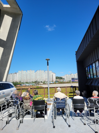 10월 13일 _ 잠시 산책 중_